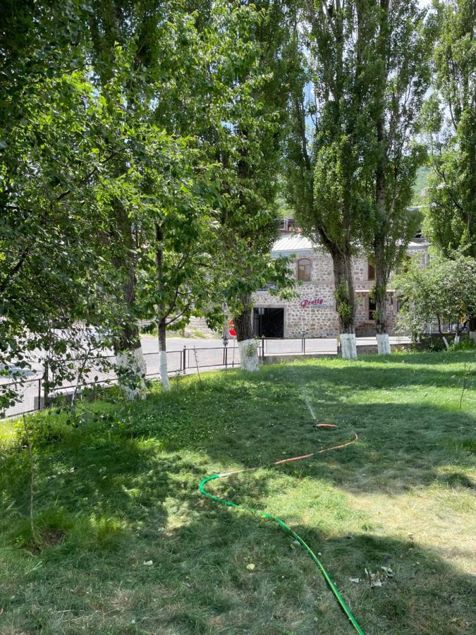 Yolyans Hotel Ґоріс Екстер'єр фото